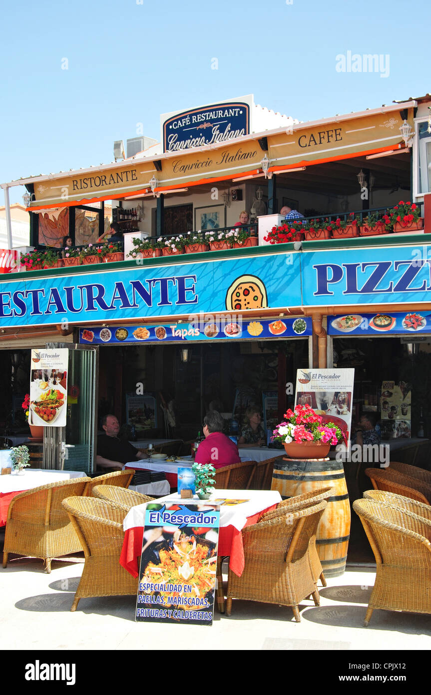 Outdoor-Restaurant in der Marina, Cala En Bosc, Menorca, Balearen, Spanien Stockfoto