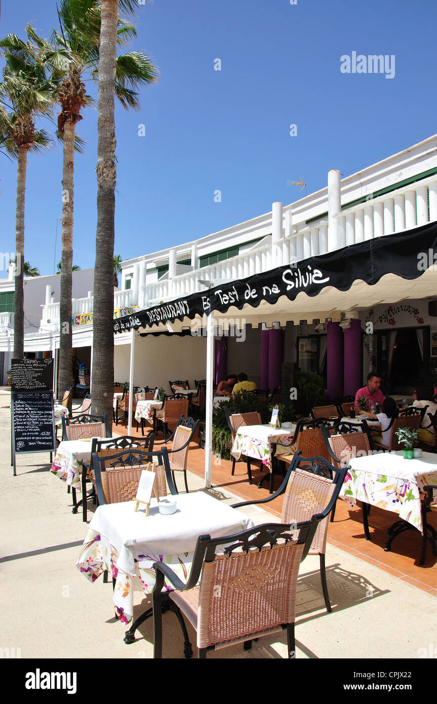 Outdoor-Restaurant in der Marina, Cala En Bosc, Menorca, Balearen, Spanien Stockfoto