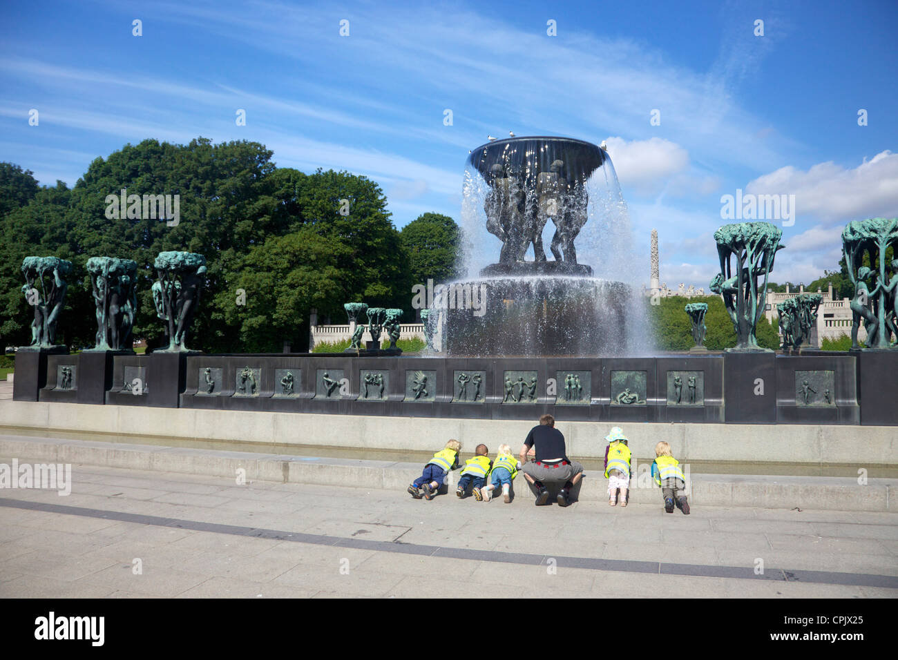 Brunnen mit Baumgruppen, von Gustav Vigeland Skulpturen aus Bronze im Vigeland Skulpturenpark, Frognerparken, Oslo, Norwegen Stockfoto