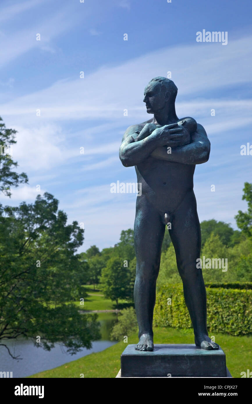 Vater und Kind, von Gustav Vigeland Skulpturen aus Bronze im Vigeland Skulpturenpark, Frognerparken, Oslo, Norwegen, Europa Stockfoto