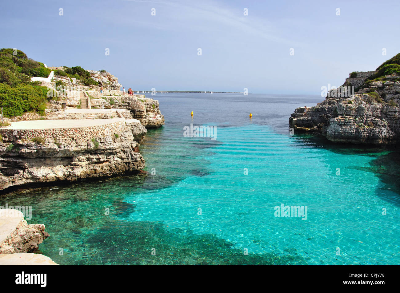 Badegäste auf Felsvorsprüngen, Cala En Forcat, Menorca, Balearen, Spanien Stockfoto