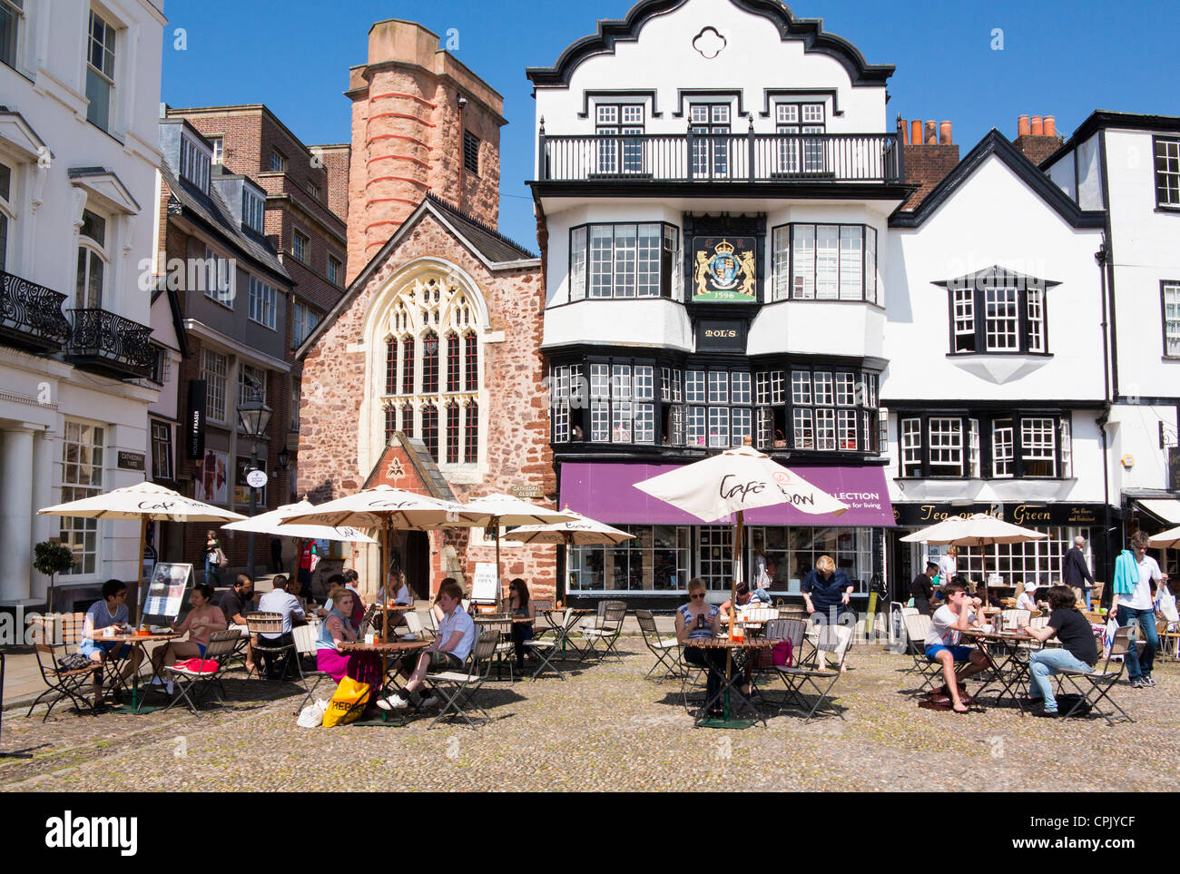 Exeter Kathedrale Hof zeigt Mols Kaffeehaus und Café im Freien sitzen Stockfoto