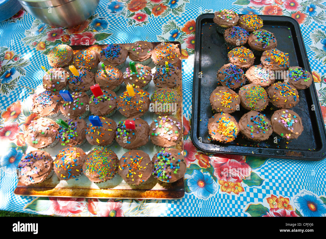 Geburtstag-Muffins mit Kerzen. Stockfoto