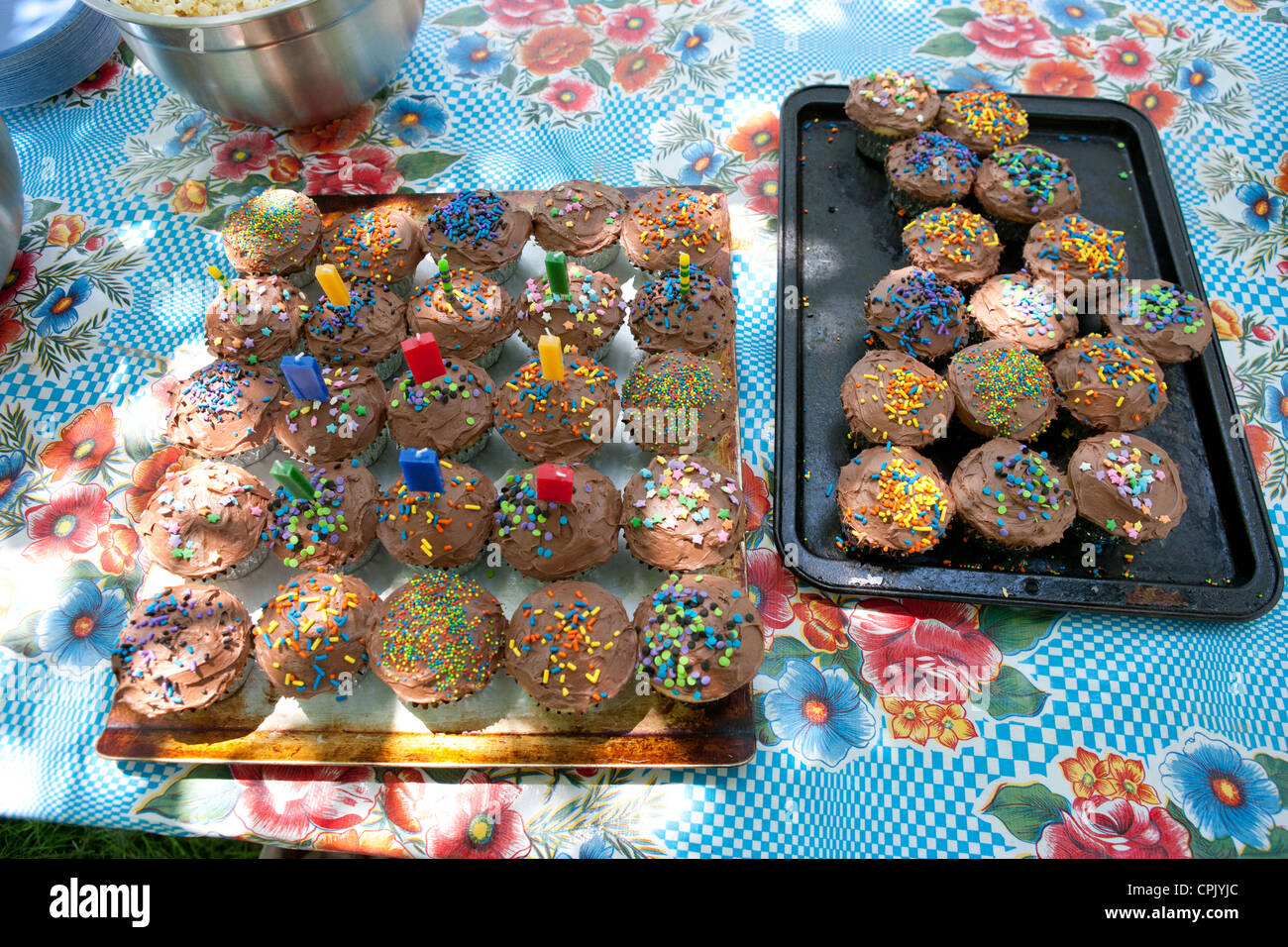 Schalen mit Geburtstag Cupcakes mit Kerzen. Stockfoto
