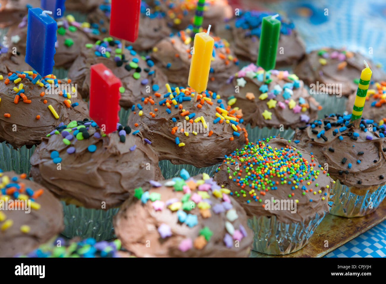 Geburtstag-Muffins mit Streuseln verziert. Stockfoto