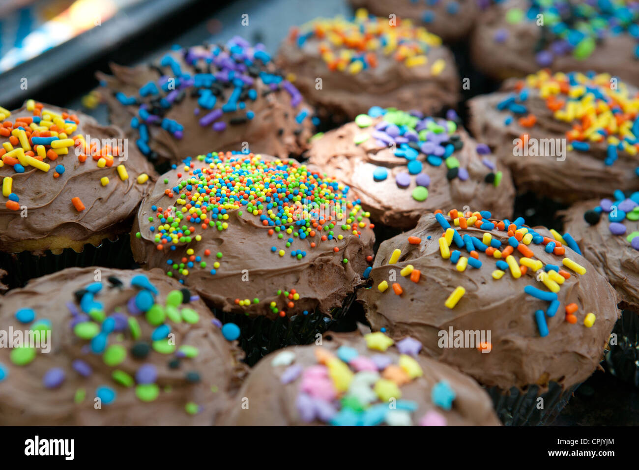 Hausgemachte Muffins mit bunten Streuseln. Stockfoto