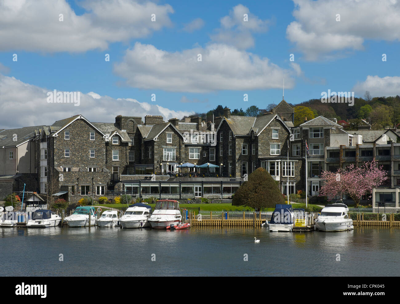 Boote vor Anker vor dem Old England Hotel, Bowness Bay, Lake District National Park, Cumbria, England UK Stockfoto