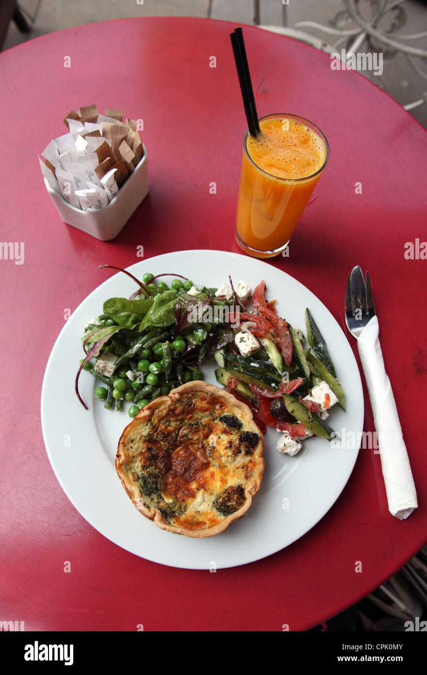 Gesundes Mittagessen Brokkoli Quiche, Salate und frisch gepresster Orangensaft, Blanche Café, Kensington, London Stockfoto