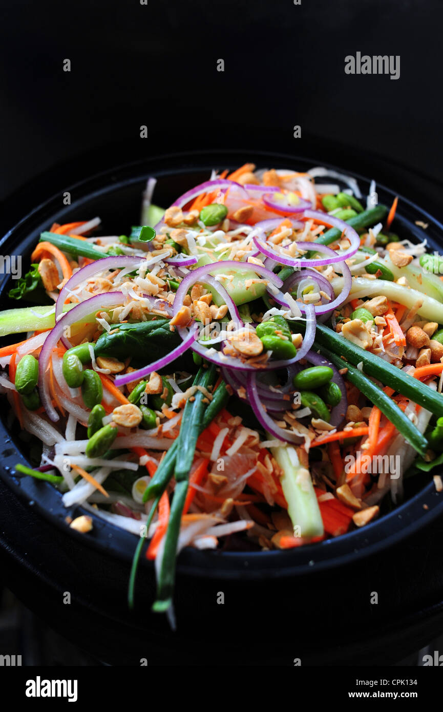 Lebensmittel Salate Grüns asiatisch - ein würziger Thai Salat auf schwarzem Hintergrund Stockfoto