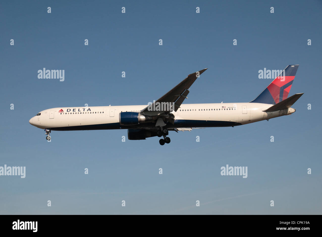 Die Delta Air Lines Boeing 767-432/ER (N832MH) über den Boden am Flughafen Heathrow, London, UK. Feb 2012 Stockfoto