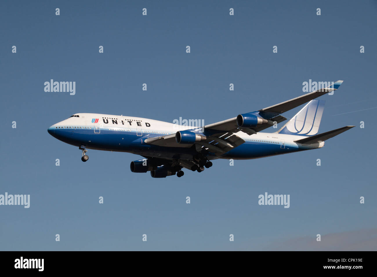 Die United Airlines Boeing 747-422 (N120UA) über den Boden am Flughafen Heathrow, London, UK. Feb 2012 Stockfoto