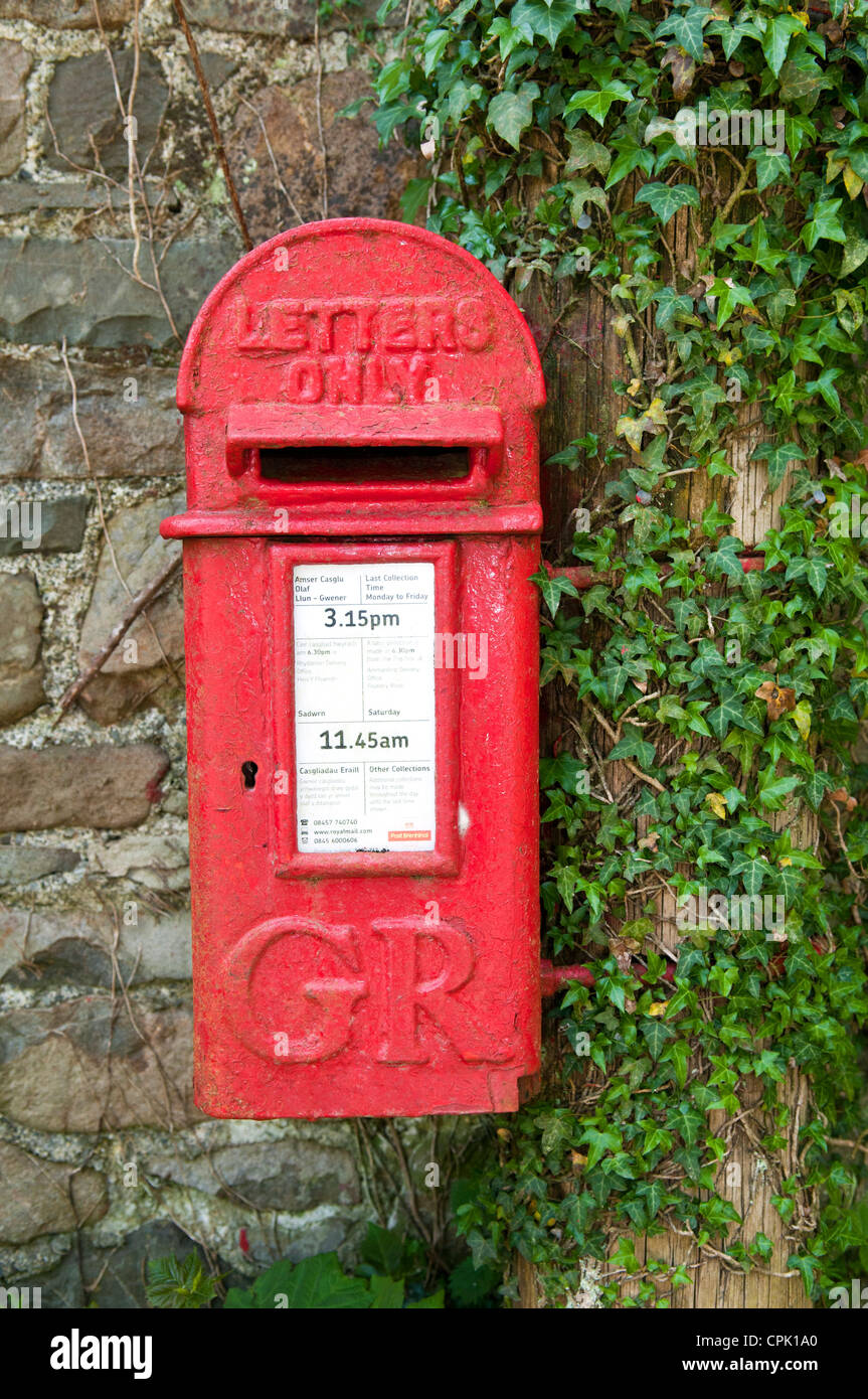 Buchstaben nur Bright Red GR Briefkasten im ländlichen Carmarthenshire Wales Stockfoto