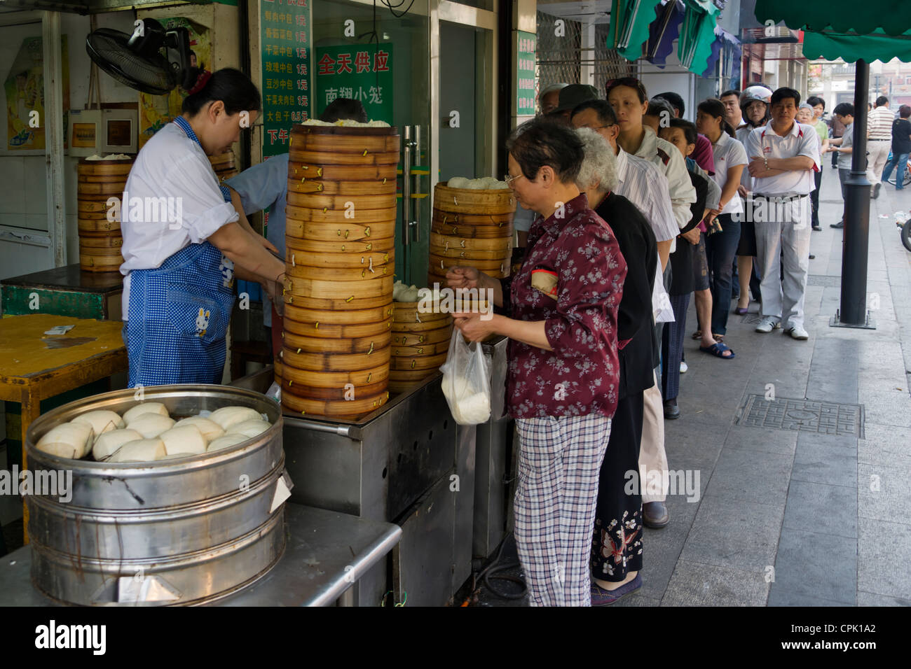 Menschen in der Schlange in einem Restaurant, Verkauf von berühmten gedämpfte Brötchen, Changshu, Provinz Jiangsu, China Stockfoto