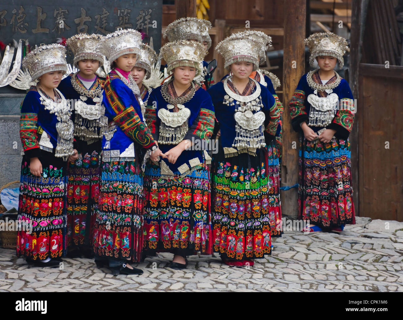 Langde Miao Mädchen in Tracht, Kaili, Guizhou, China Stockfoto