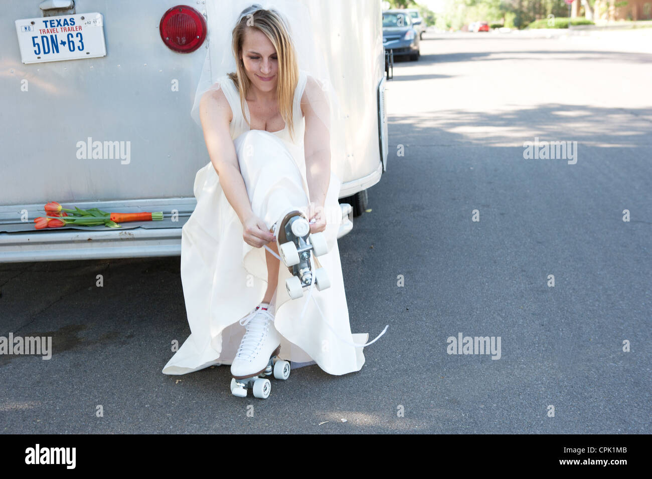 Braut, auf Rollschuhen. Stockfoto