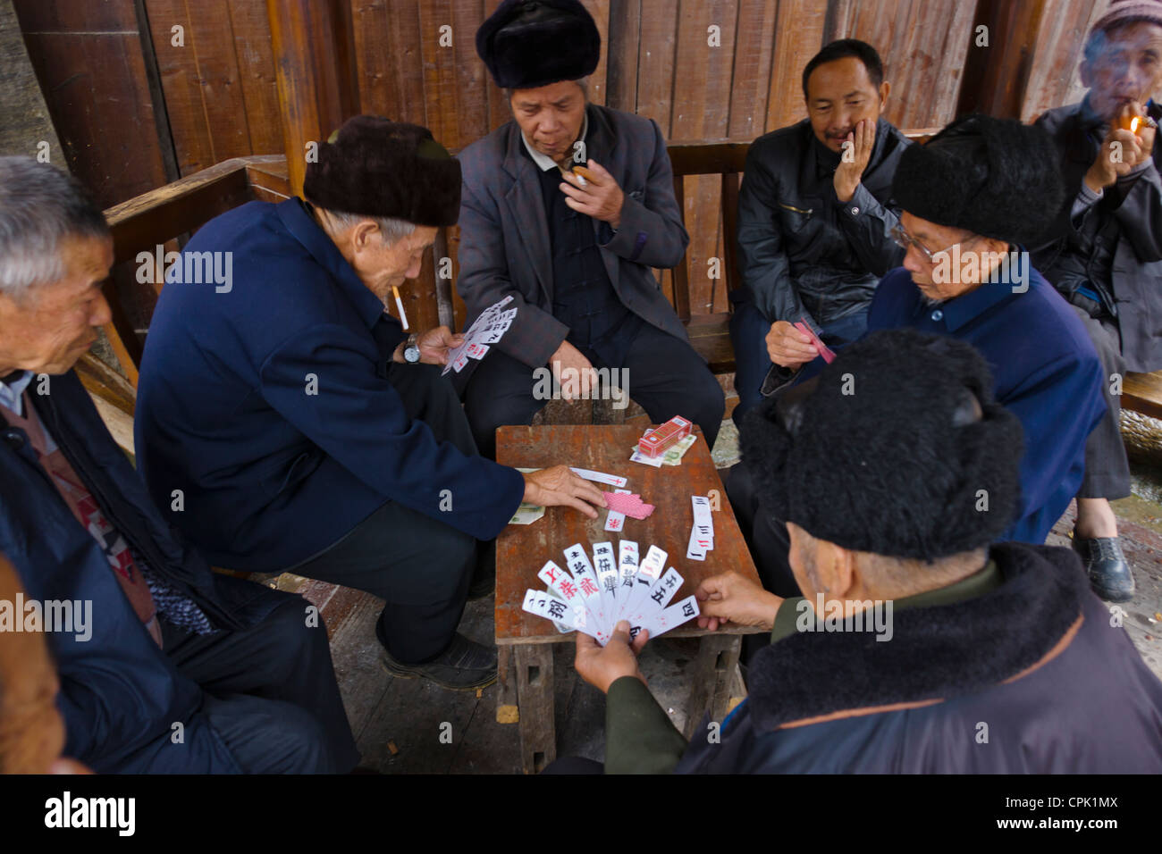 Miao Leute spielen Kartenspiel im Dorf, Xijiang, Guizhou, China Stockfoto