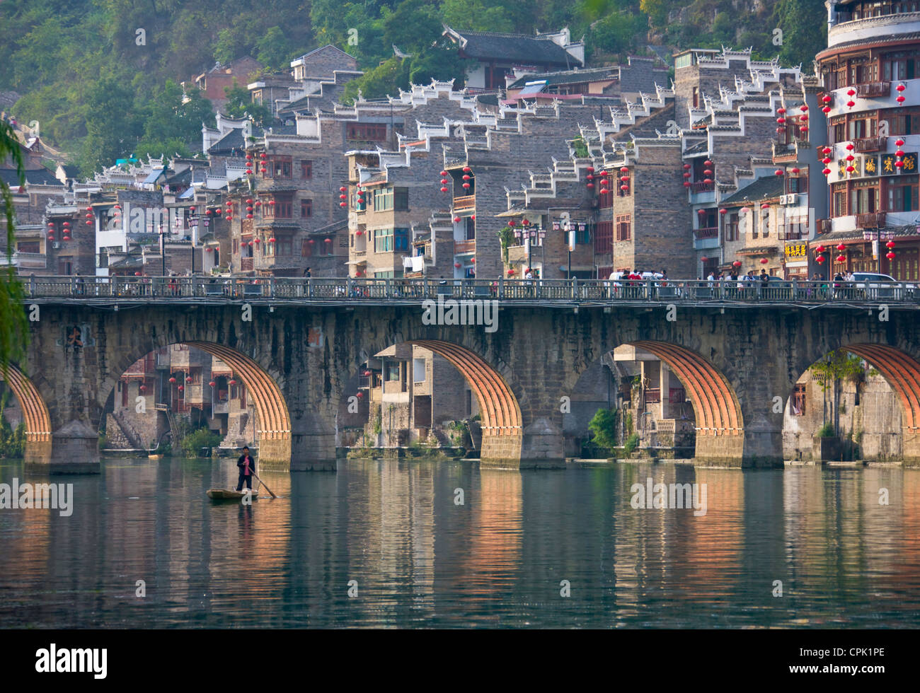 Traditionelle Häuser und Brücke am Fluss Wuyang, Zhenyuan, Guizhou, China Stockfoto