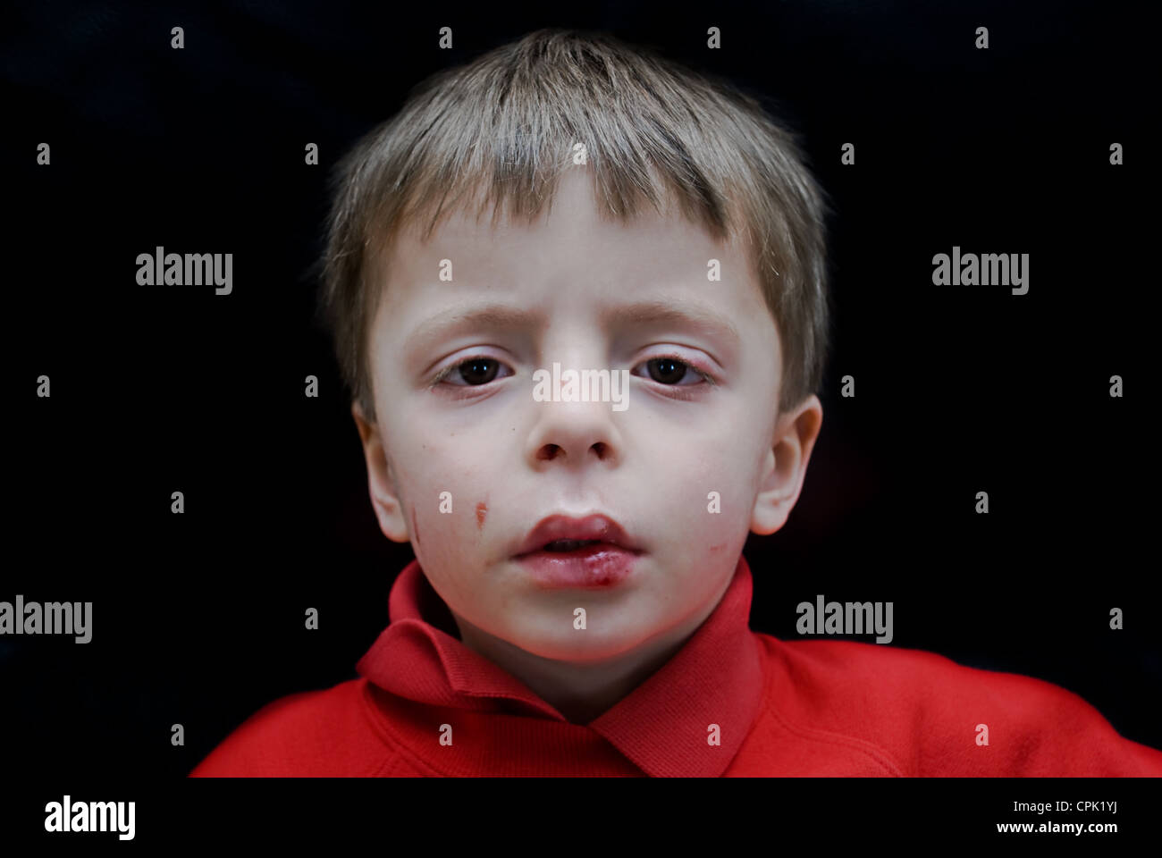 Eindruck eines missbrauchten Kindes oder das Kind, das verletzt worden ist, gegen Umfallen. Stockfoto