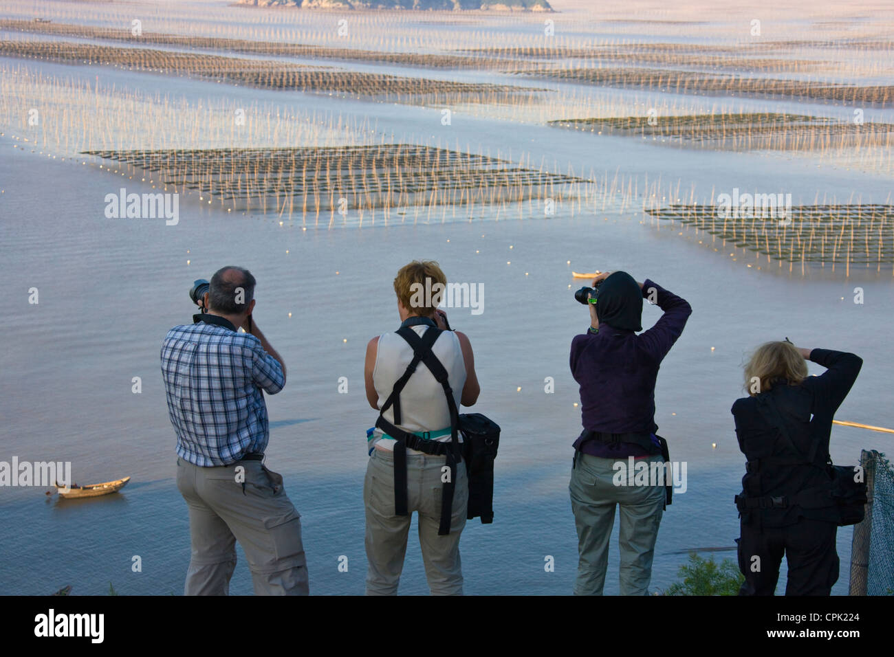 Touristen fotografieren Algen Bauernhof am Ostchinesischen Meer bei Sonnenaufgang, Xiapu, Fujian, China Stockfoto