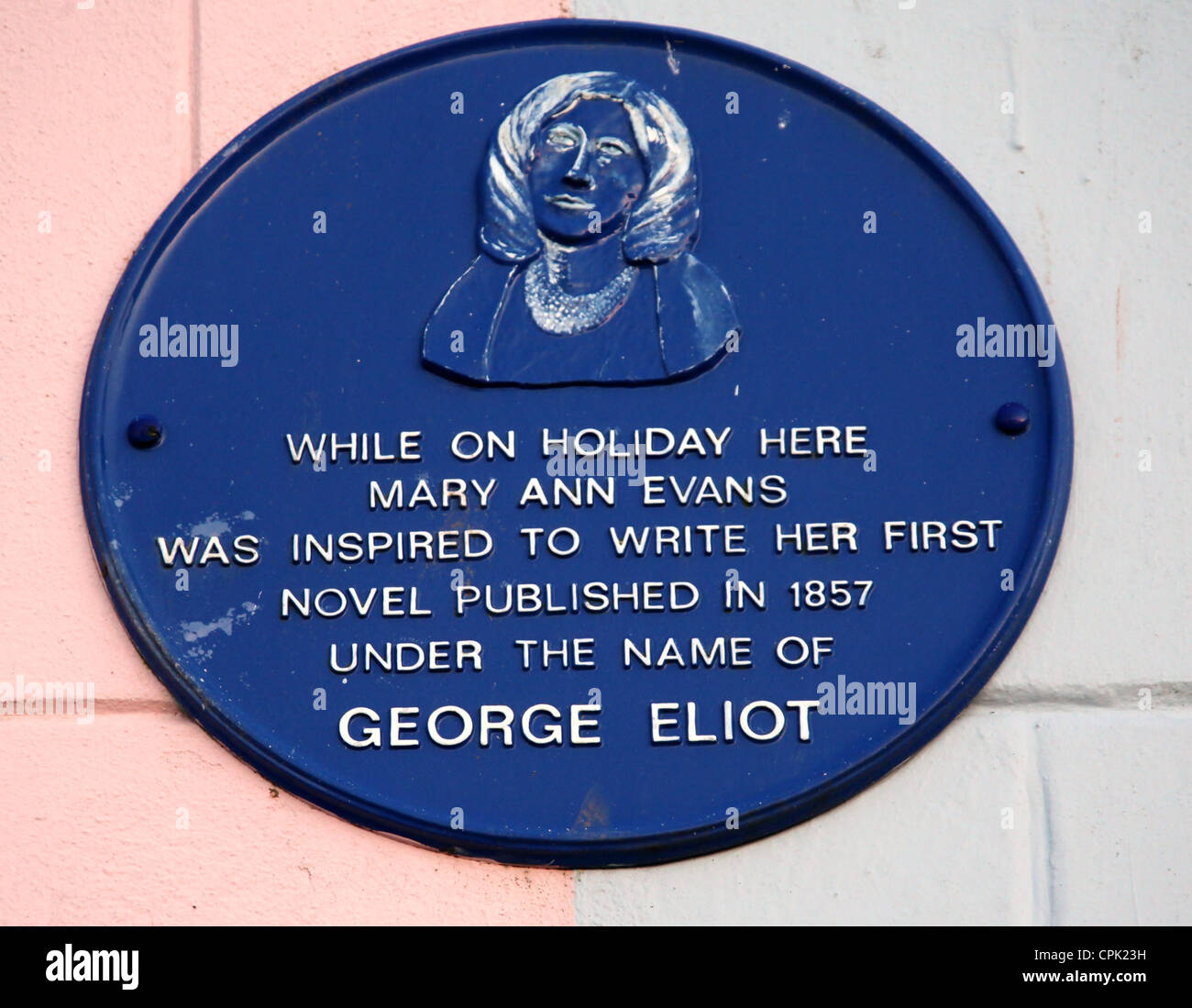 Blaue Plakette in Tenby für George Eliot Stockfoto
