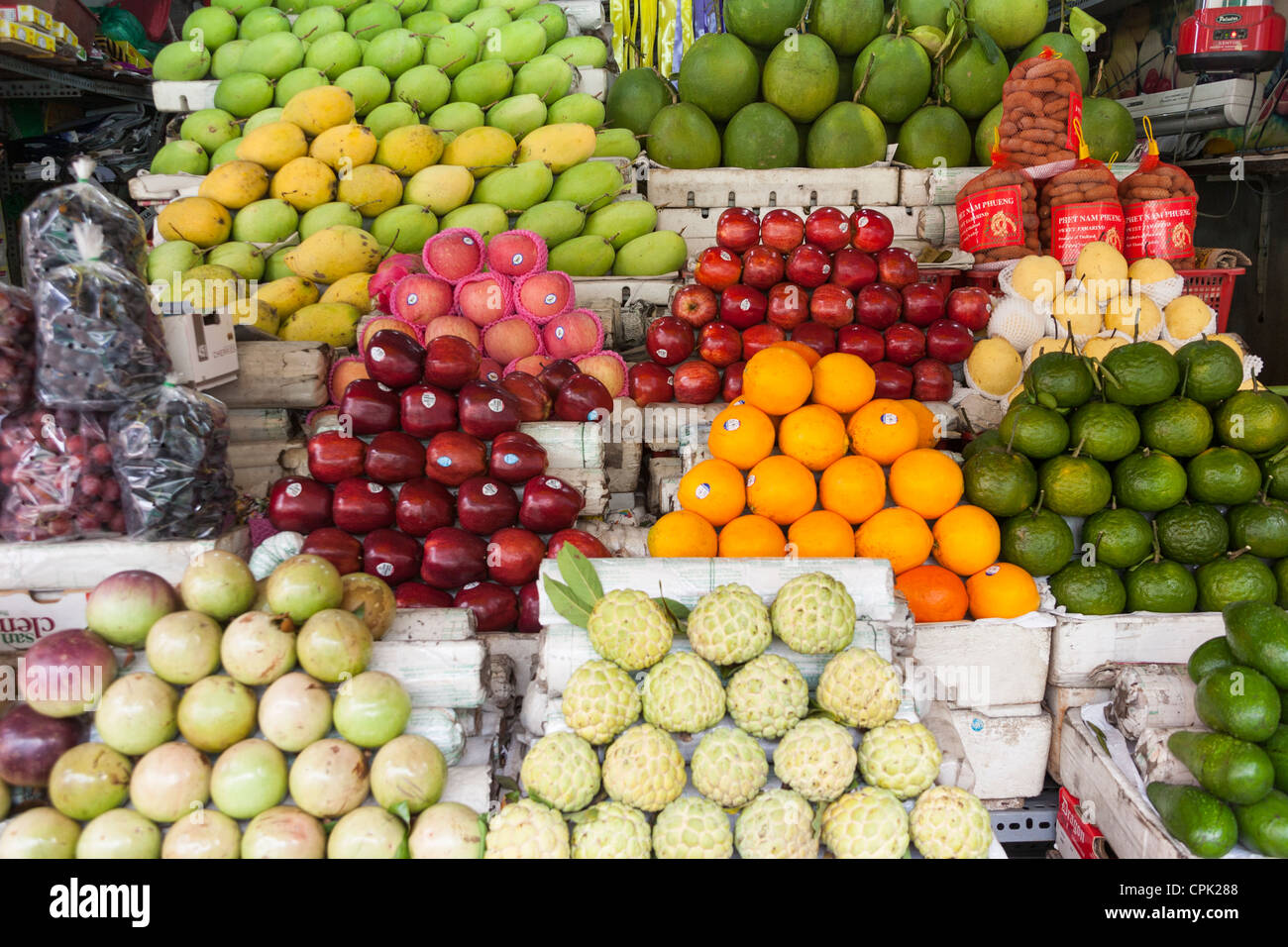 Obst stall außen Ben Thanh Market, Ho Chi Minh Stadt (Saigon), Vietnam Stockfoto