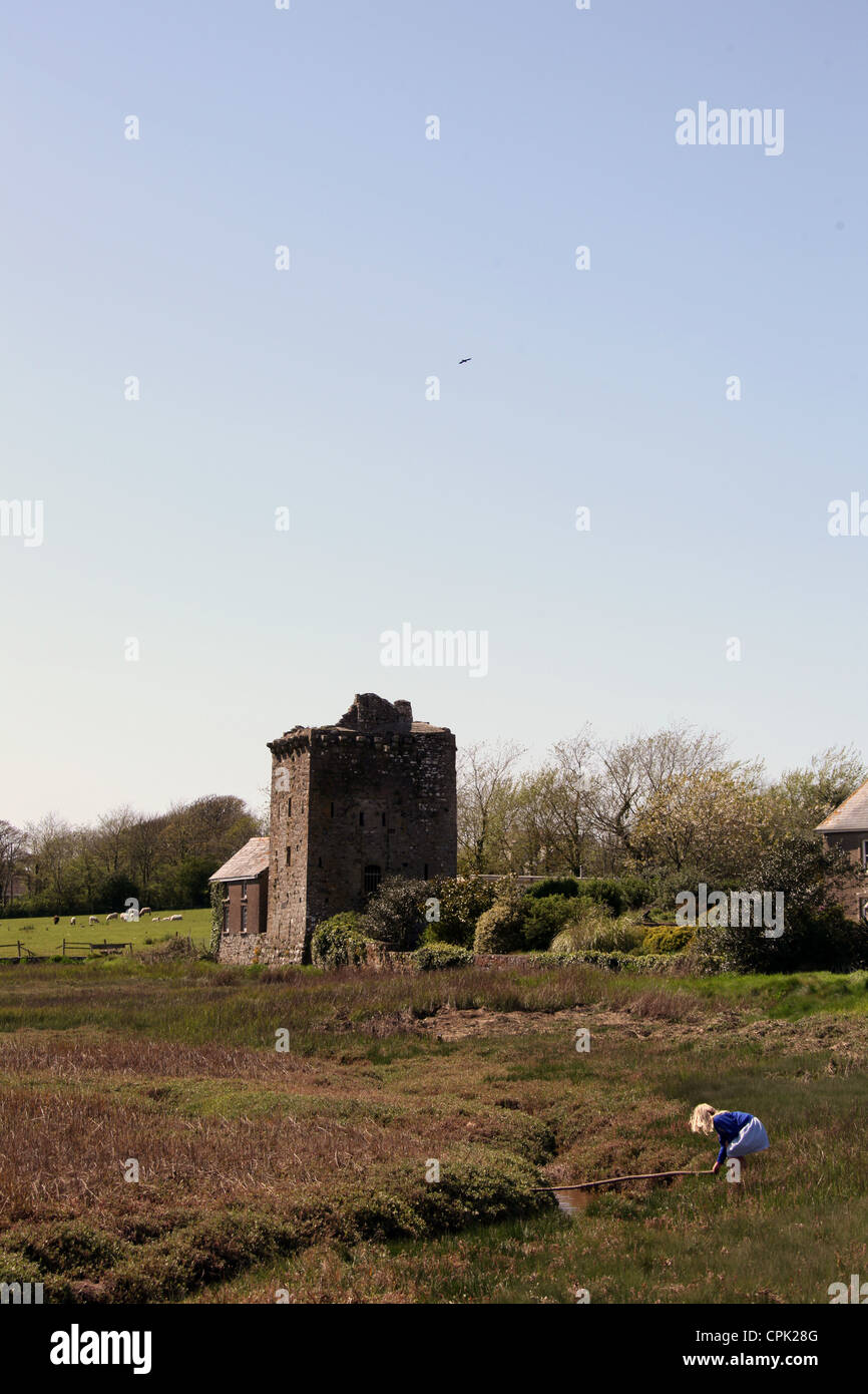 Kind spielt in der Nähe der Wohnturm im Winkel Stockfoto