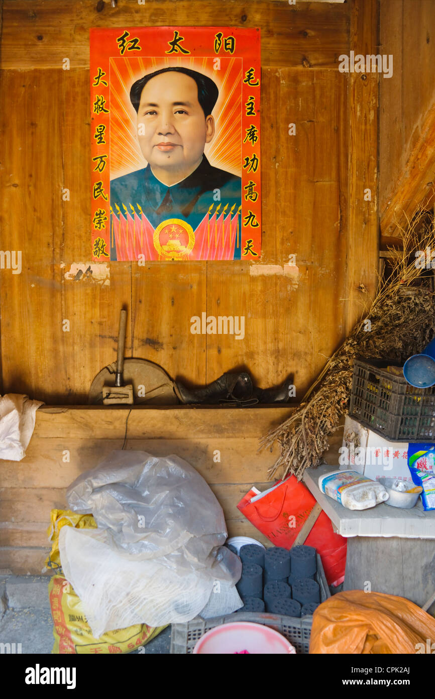 Altes Dorfhaus noch dekoriert mit Vorsitzenden Mao Poster, Fujian, China Stockfoto