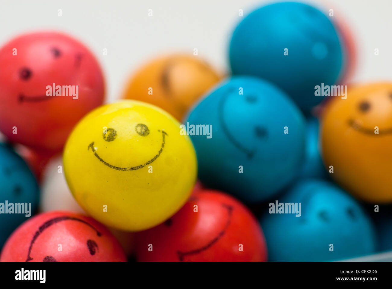 Eine große Gruppe von bunten Kugeln mit Smiley-Gesichter auf sie. Stockfoto