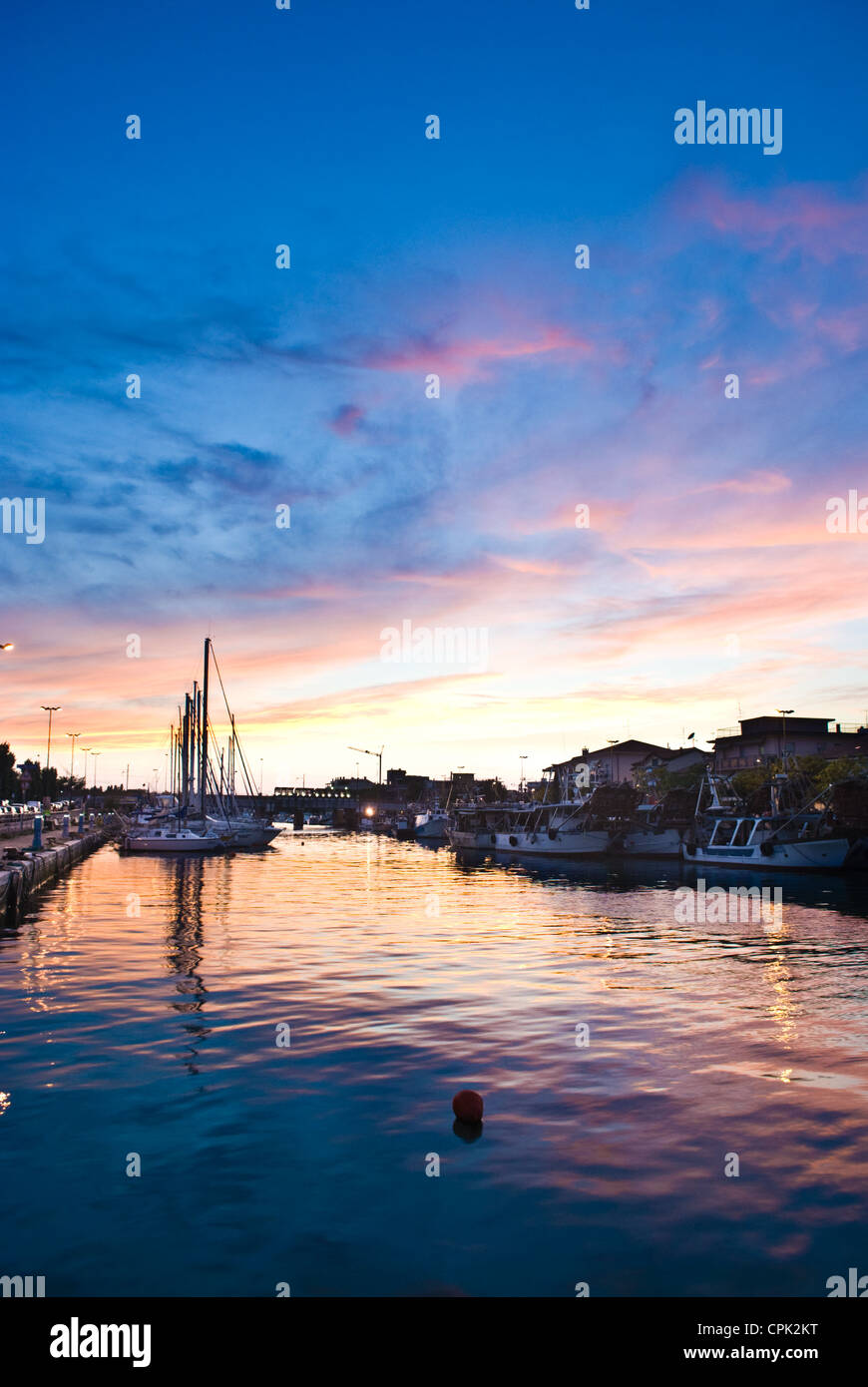 Spektakulären Sonnenuntergang in Bellaria Igea Marina in Rimini, Italien. Stockfoto