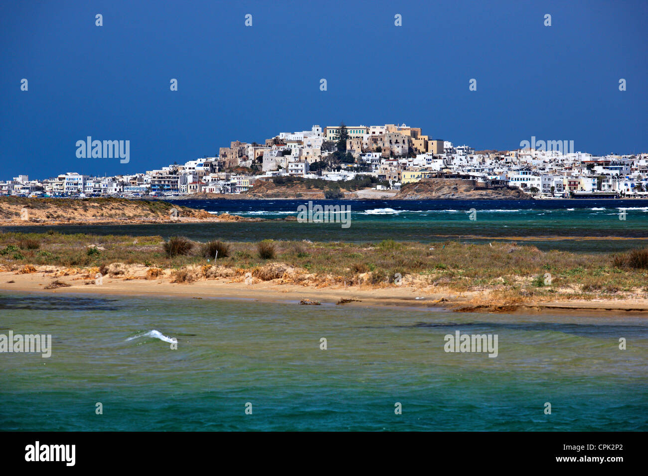 Die Chora ("Hauptstadt") der Insel Naxos und die Bucht von Agios Georgios, Kykladen, Griechenland Stockfoto