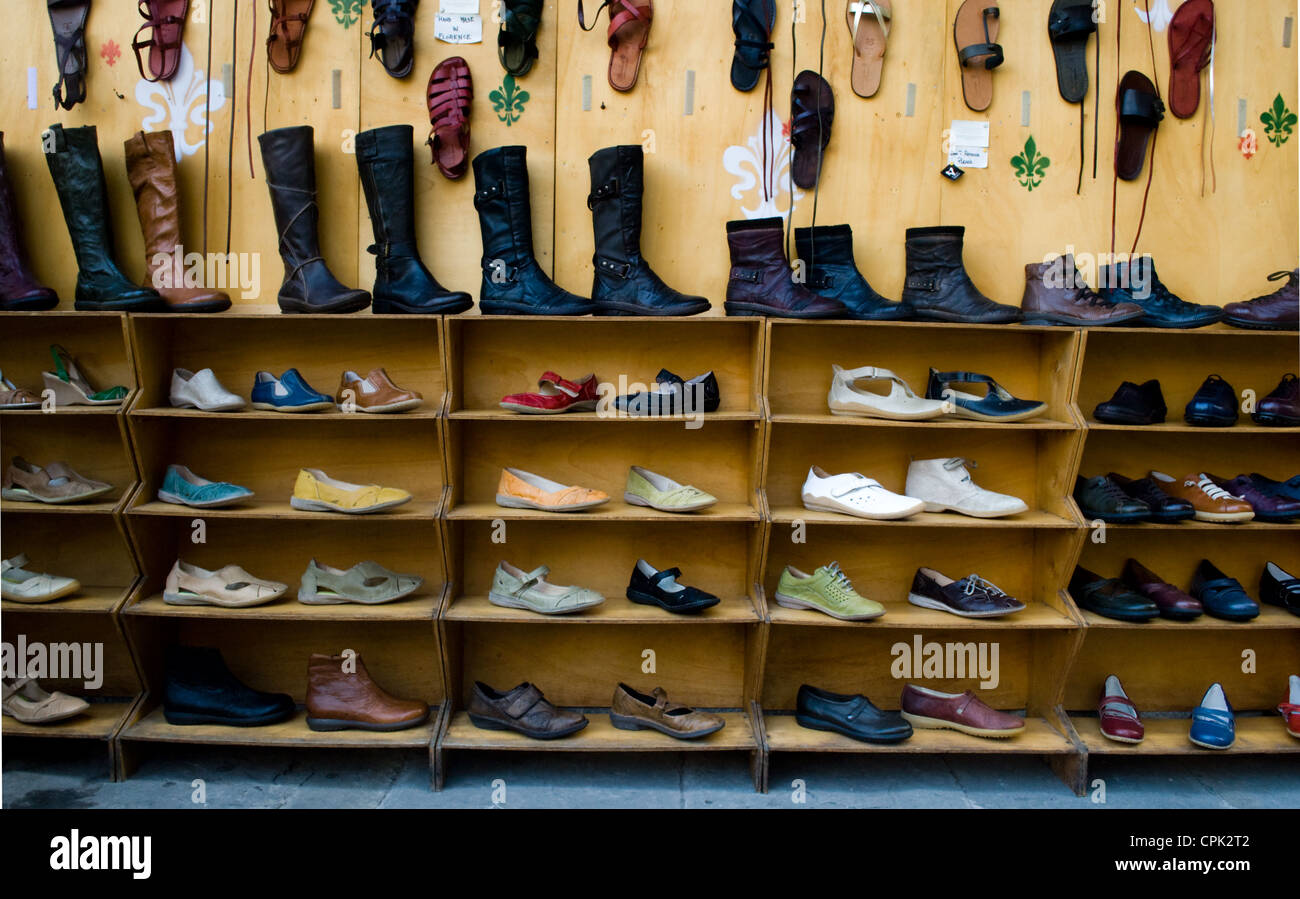 Qualitativ hochwertige Schuhe zum Verkauf in einem Geschäft in Florenz. Stockfoto