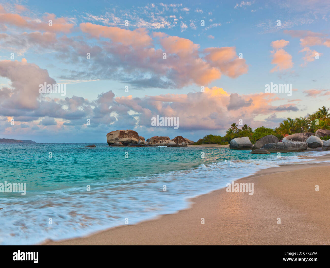 Virgin Gorda, Britische Jungferninseln, Karibik-Sonnenaufgang am Strand von Spring Bay, Spring Bay National Park Stockfoto