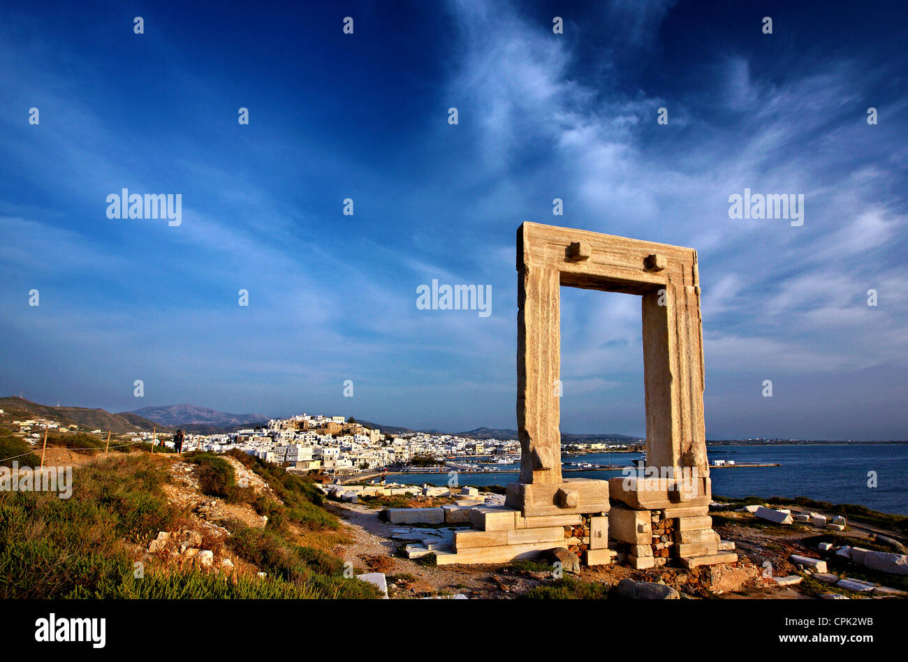 Die Portara (Tempel des Apollo) und die Chora ("Hauptstadt") von Naxos im Hintergrund. Kykladen, Griechenland Stockfoto