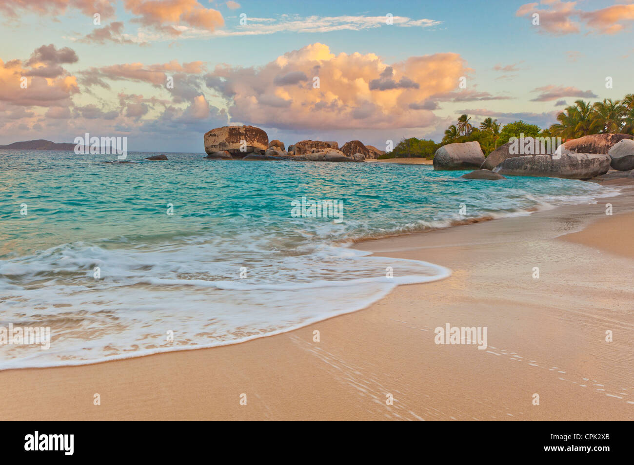 Virgin Gorda, Britische Jungferninseln, Karibik-Sonnenaufgang am Strand von Spring Bay, Spring Bay National Park Stockfoto