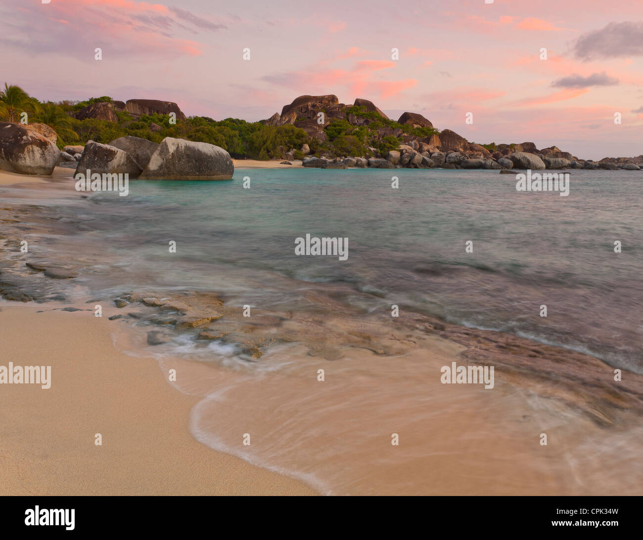 Virgin Gorda, Britische Jungferninseln, Karibik Sonnenuntergang Licht am Strand von Spring Bay, Spring Bay National Park Stockfoto