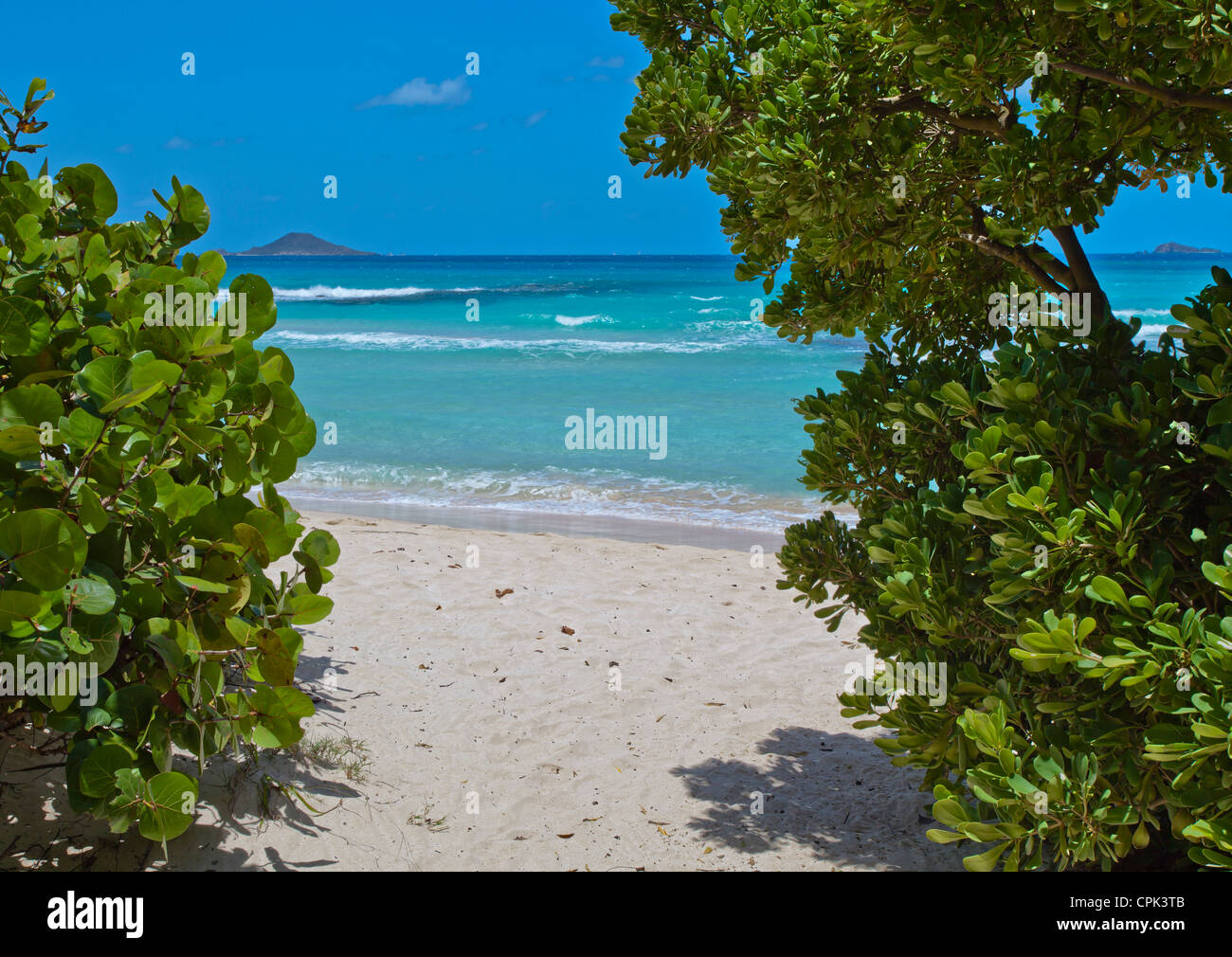Virgin Gorda, Britische Jungferninseln, Caribbean eine Öffnung zum weißen Sandstrand in Savannah Bay Stockfoto