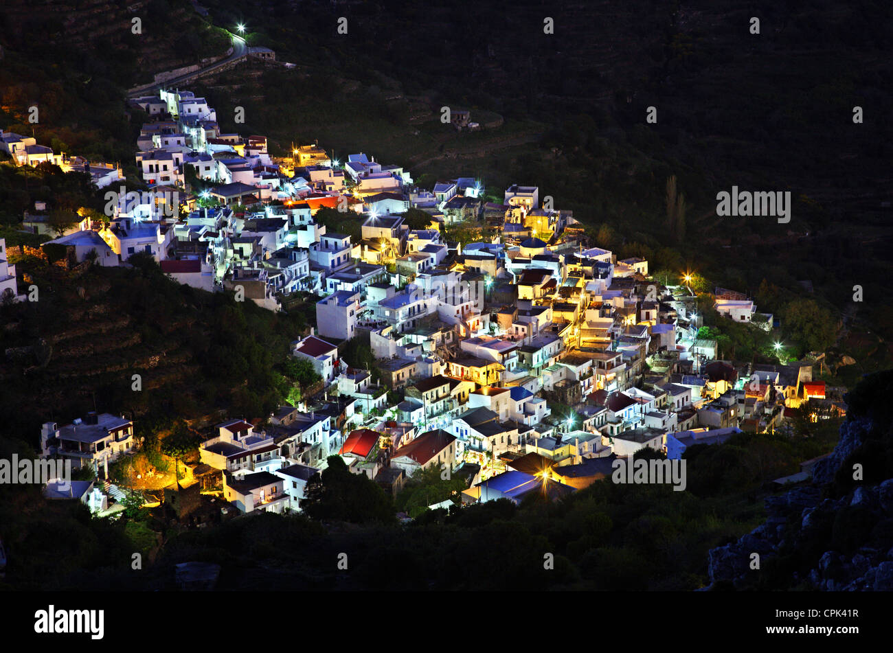 Nachtansicht des Koronos Dorf, eines der schönsten Bergdörfer der Insel Naxos, Kykladen, Griechenland. Stockfoto