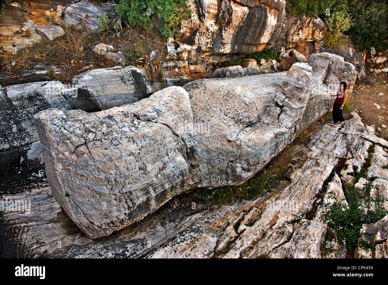 Die archaische, gigantischen und unvollständige Statue, bekannt als "Kouros", in der Nähe von Apollonas Dorf, Insel Naxos, Kykladen, Griechenland. Stockfoto