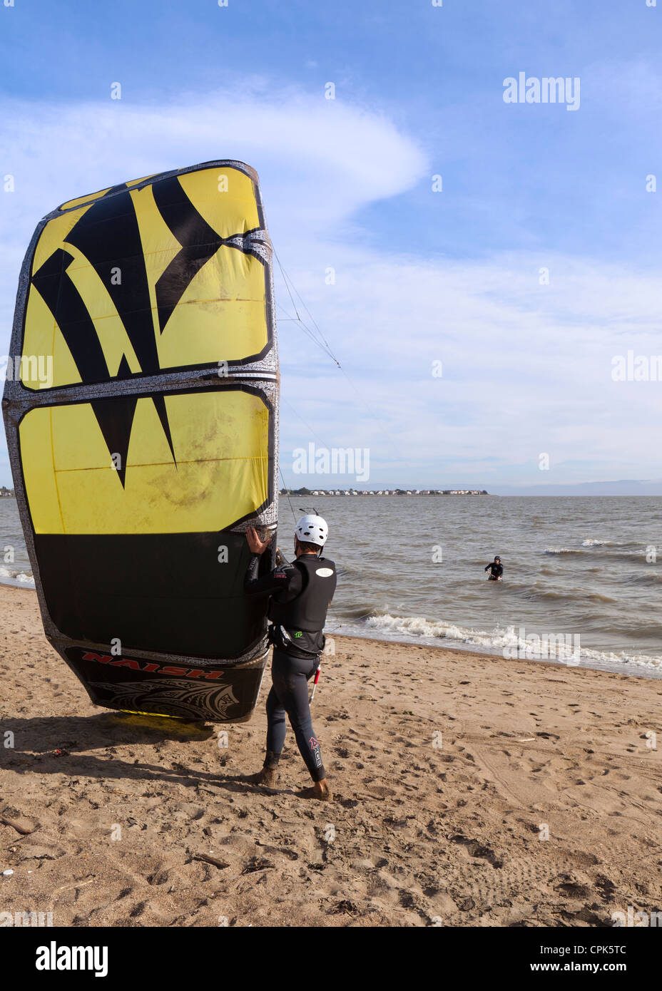 Kitesurfer, die Vorbereitung, ins Wasser zu gehen Stockfoto