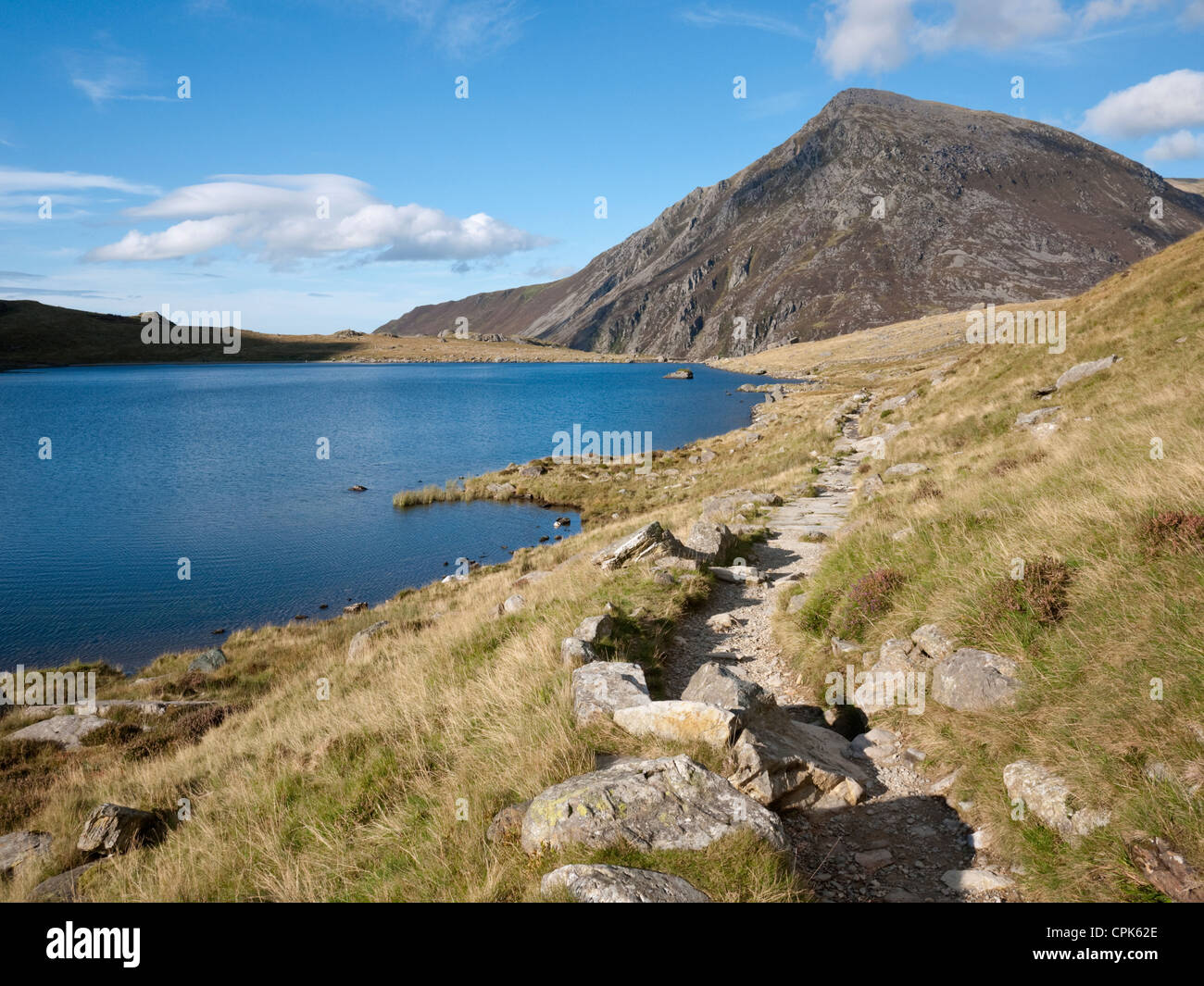 Stift-yr Ole Wen in die Carneddau Berge von Snowdonia, betrachtet über Llyn Idwal in Cwm Idwal Stockfoto