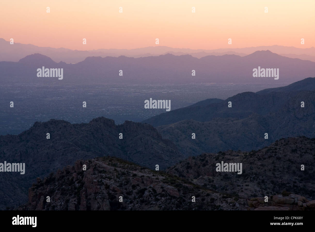 Blick über Tucson in der Abenddämmerung, Arizona Stockfoto