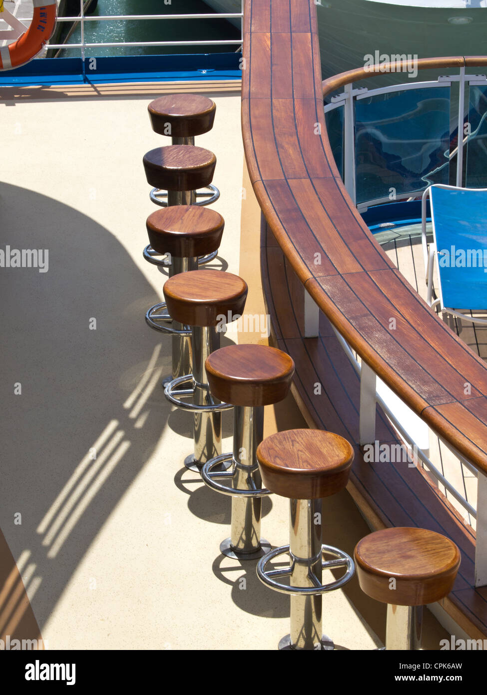 Bar-Stühlen auf dem Kreuzfahrtschiff Stockfoto