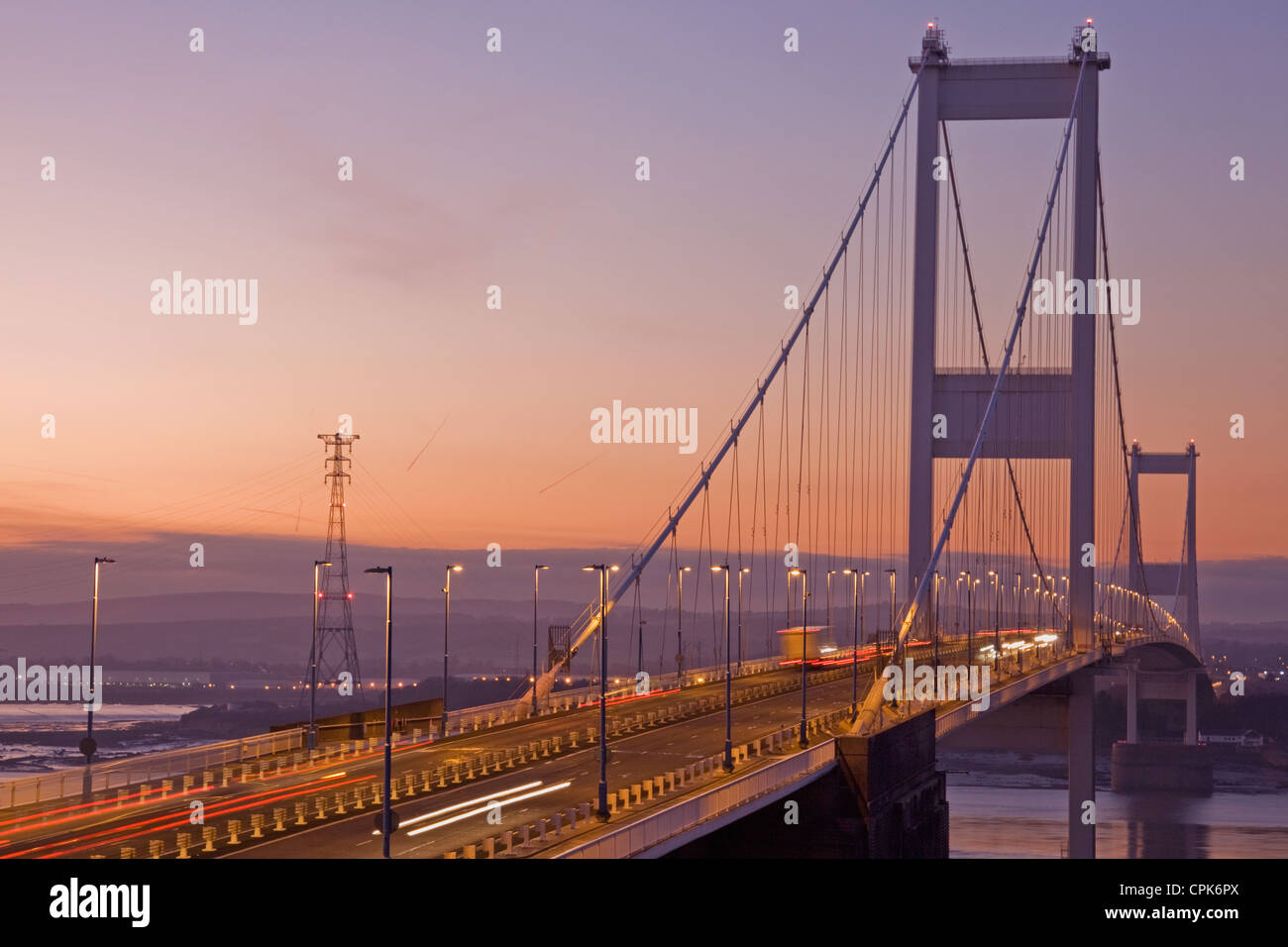 Sonnenuntergang auf der ursprünglichen Autobahnbrücke über den Fluss Severn zwischen England und Wales mitten im Winter Stockfoto