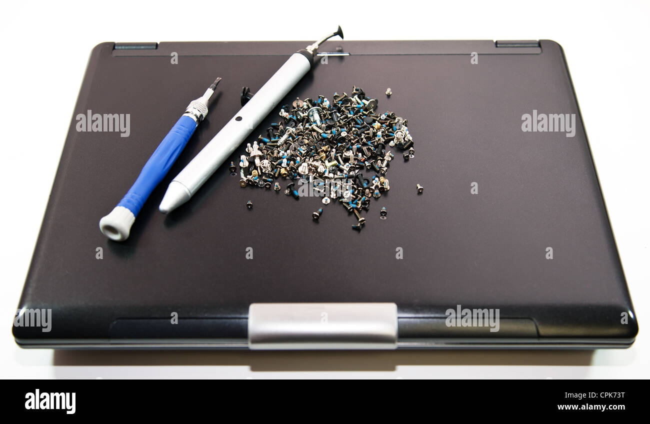 Anwendet und Schraubendreher auf dem Cover der laptop Stockfoto