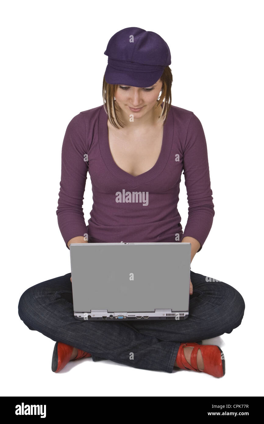 Junge Frau auf einem Laptop vor einem weißen Hintergrund isoliert arbeiten. Stockfoto