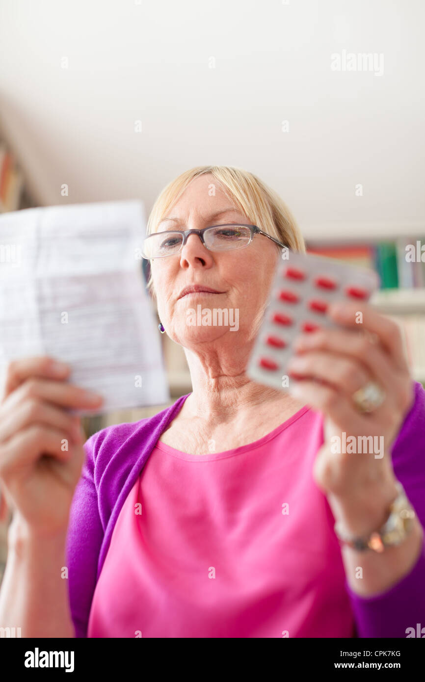 Kaukasische Seniorin mit Medizin und Arzneimittelverordnung lesen. Textfreiraum Stockfoto