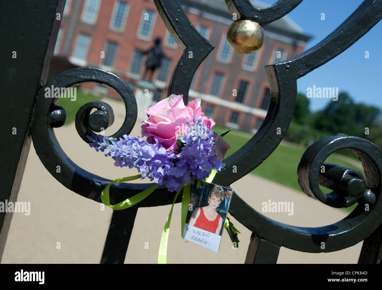 Hommage an Prinzessin Diana auf Tore der Kensington Palace, London Stockfoto