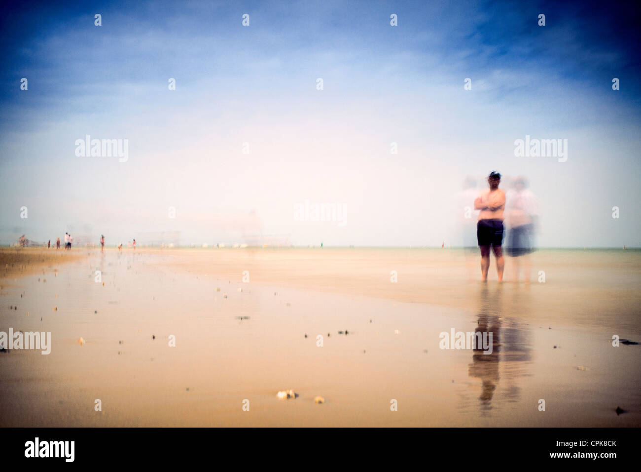 Menschen am Strand, Sanlucar de Barrameda, Spanien. Tageslicht Langzeitbelichtung geschossen durch den Einsatz von Neutralfilter. Stockfoto