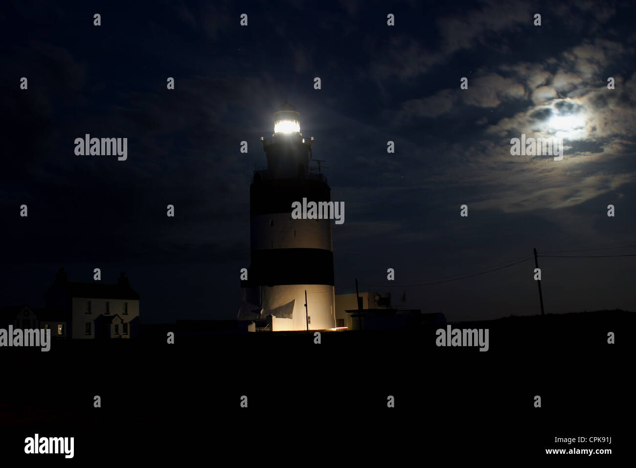 Hook Head Leuchtturm in der Nacht mit Mond Stockfoto