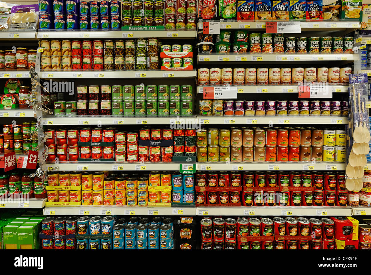 Konserven-Gang eines Supermarktes, UK. Stockfoto